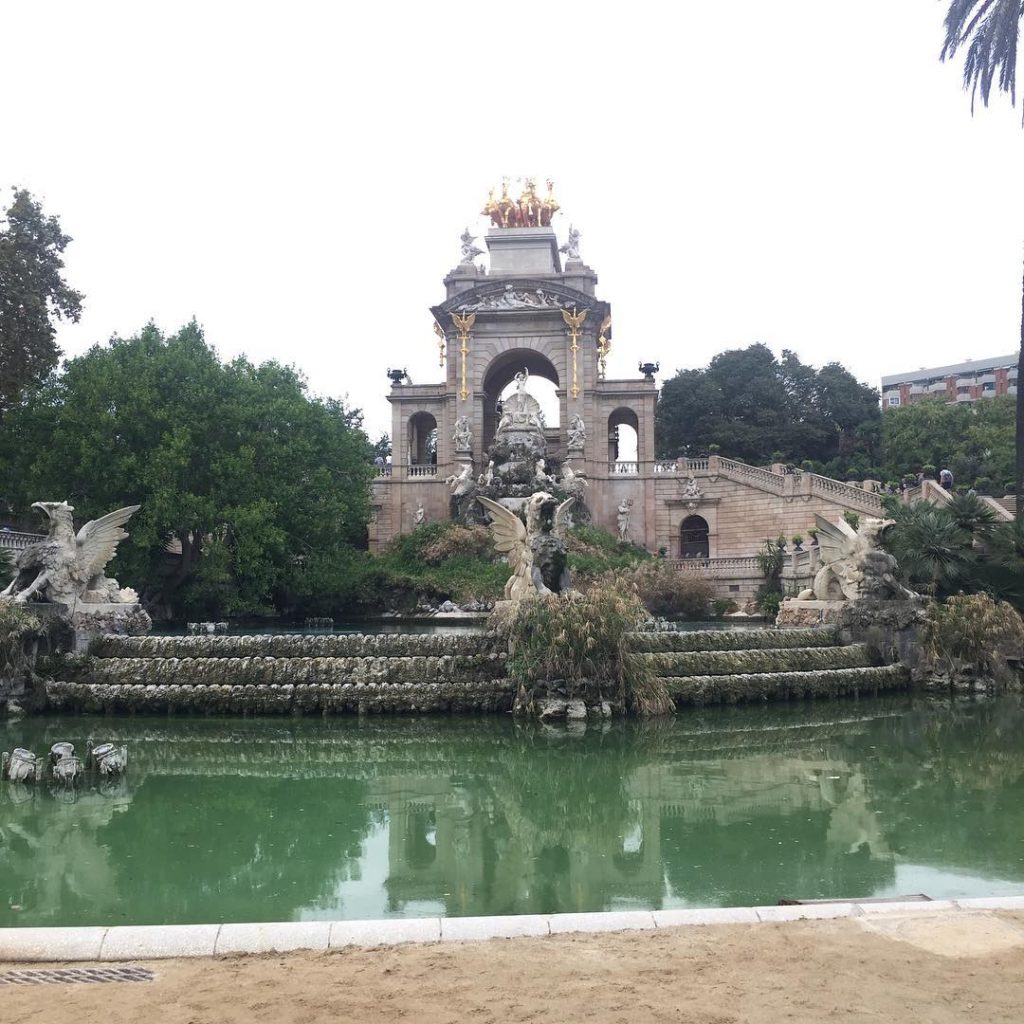 #travelblogger #instagramstories #friends #museums #beautifulcity #barcelona #bnesimppl #bensimmons #