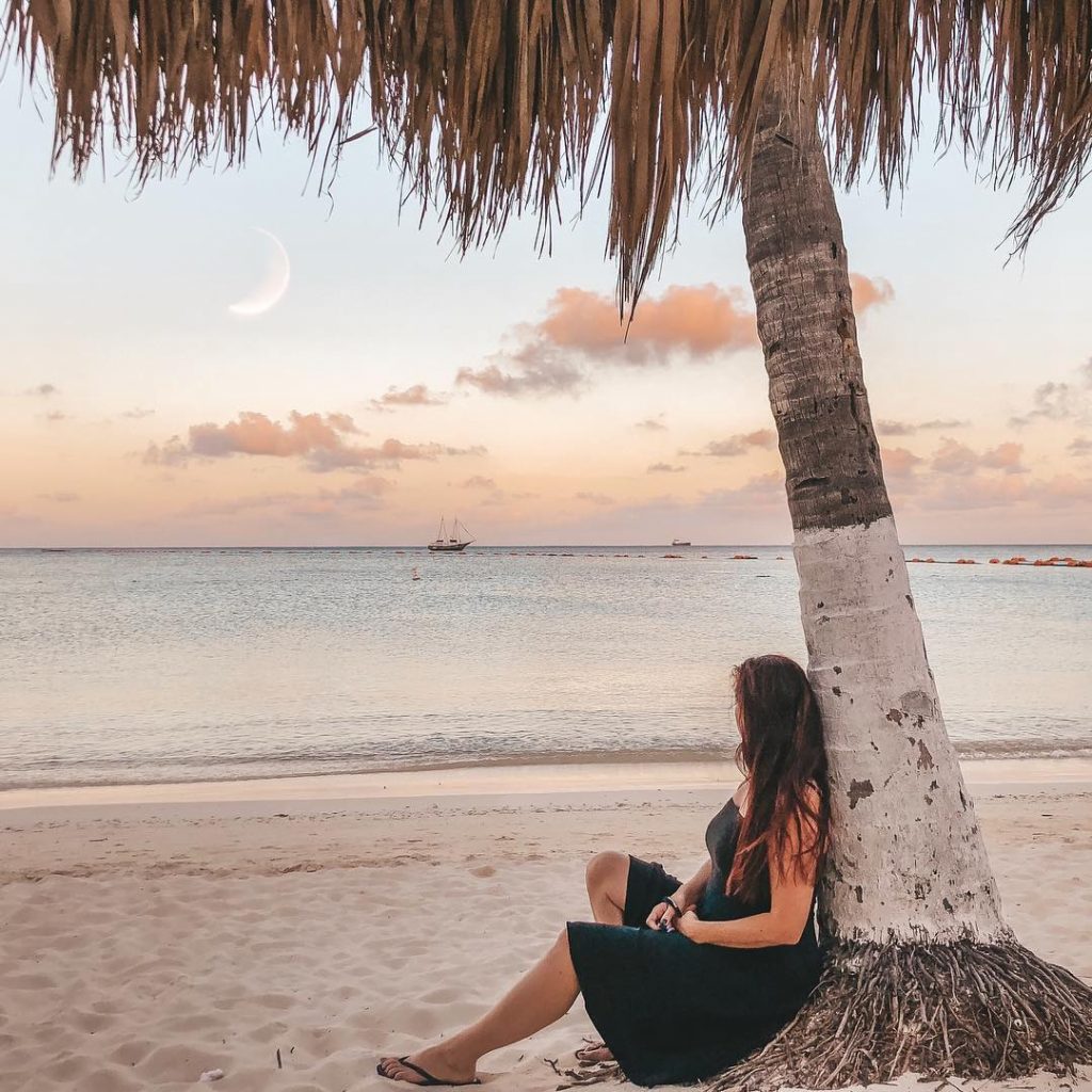 Watching the moon set in Aruba ???????? • • • • #aruba #onehappyisland #discoveraruba&hellip;