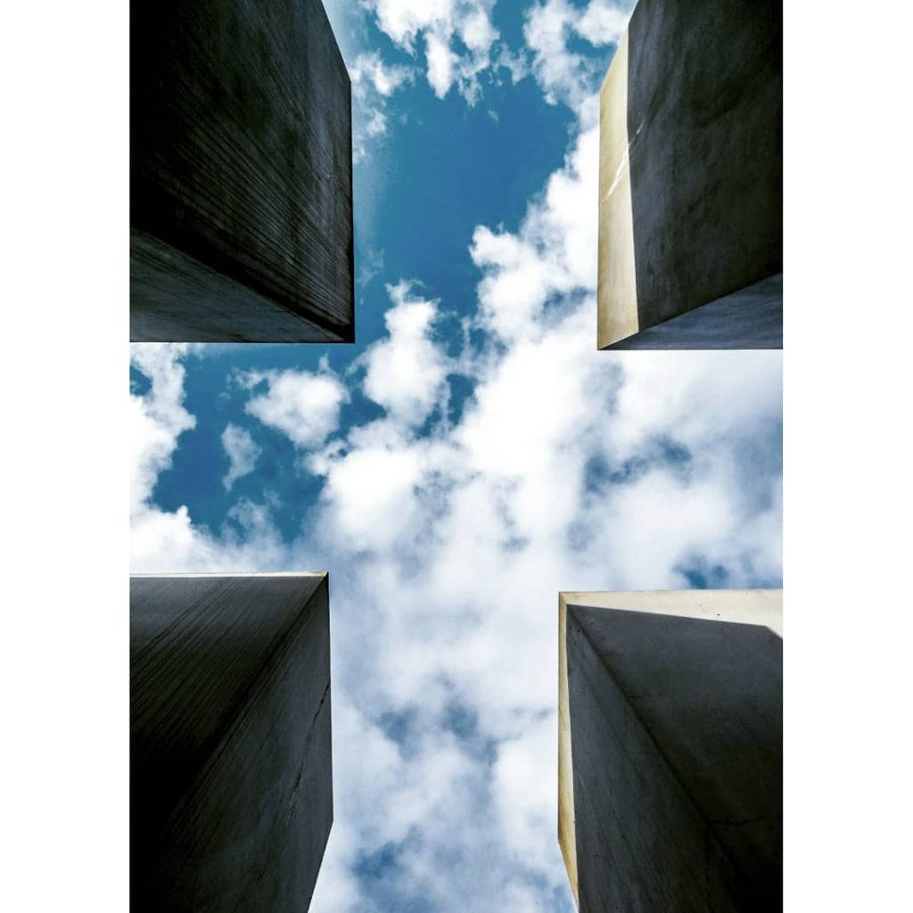 #berlin #berlinberlin #berlincity #berlingram @berlin #holocaust #holocaustdenkmal #holocaustmemorial #holocaustmemorialberlin #depressing #sad #worldhistory #neveragain @&hellip;