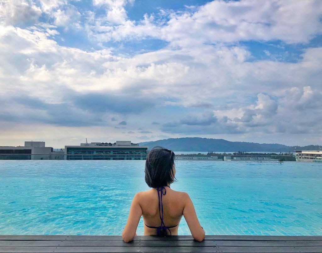 It’s getting but I’m still in summer mood. ️ – 完美面山面海的無邊際泳池 還一直有飛機從頭上飛過️ 房間是兩房一廳一廚房 大到把四個人行李箱都攤在地上還能有空地遊走&hellip;