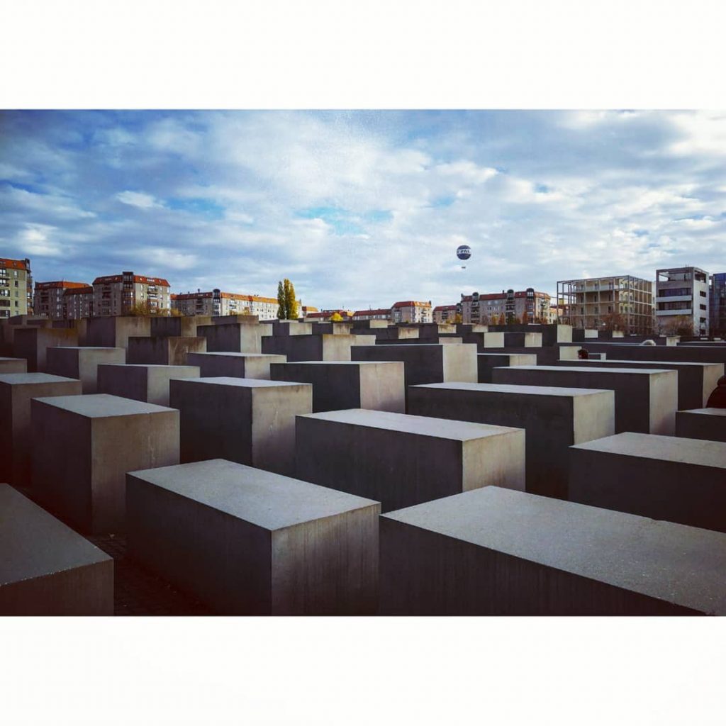 #berlin #berlinberlin #berlincity #berlingram @berlin #holocaust #holocaustdenkmal #holocaustmemorial #holocaustmemorialberlin #depressing #sad #worldhistory #neveragain @&hellip;