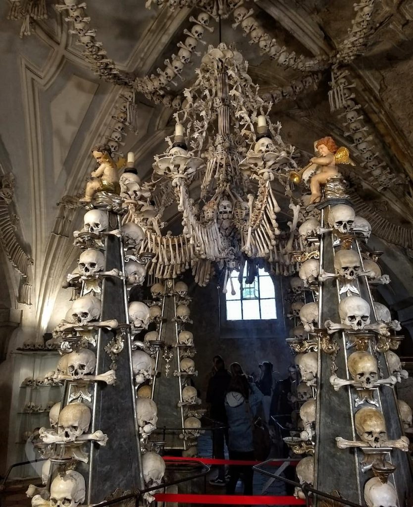 Kutná Hora – República Tcheca ???????? . . Já imaginou uma igreja decorada com&hellip;