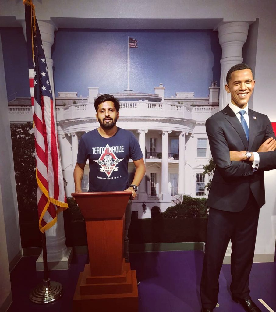 At White House with Mr barrack Obama #madamtussaudssingapore #madamtussaudsmuseum #madamtussauds #barrackobama #whitehouse #travelingyogi #traveldiaries…