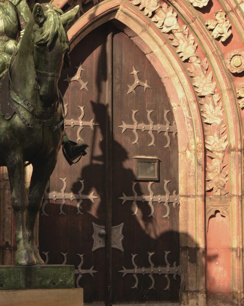 Capturing shadows in Bremen. #bremen #bremermoment #bestbremen #lifeofgermany #travel_2_germany #visitgermany #germanytourism #unlimitedgermany #germanysworld #travelvibe_eu&hellip;