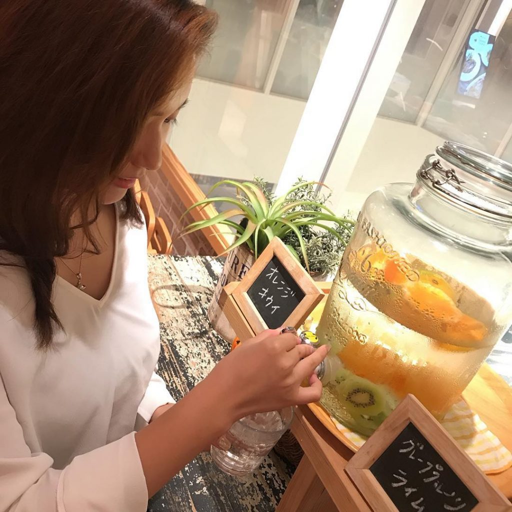 健康的なよきランチでした . デトックスウォーター ハーフサラダ 生ハム きのことベーコンのピザ . . #hankyu #detox #detoxwater #orange #kwill…