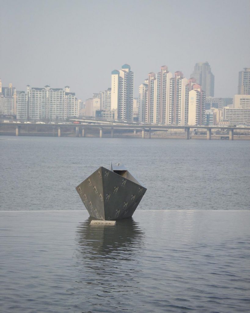 Along the Hangang river in Seoul. #koreabyme #todayiskorea @discoversouthkorea @southkoreavisit #visitsouthkorea #korea #southkorea #Travelphotography…
