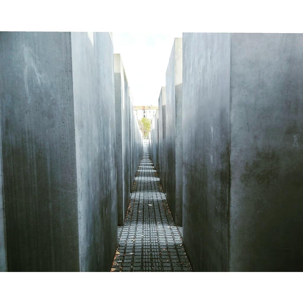 #berlin #berlinberlin #berlincity #berlingram @berlin #holocaust #holocaustdenkmal #holocaustmemorial #holocaustmemorialberlin #depressing #sad #worldhistory #neveragain @&hellip;