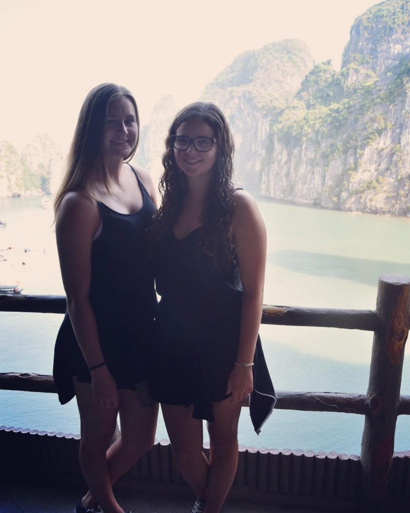 Hang Sung Sot ~ #newpost #asia #vietnam #halongbay #hanoi #hangsungsot #cave #rosiontour #reisenfuerweltentdecker #starttheadventure…