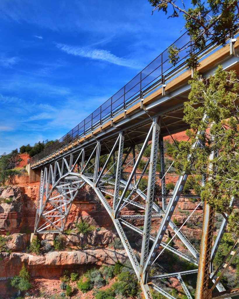 The #sedona views just don’t stop. This is the #midgleybridge just north of town.…