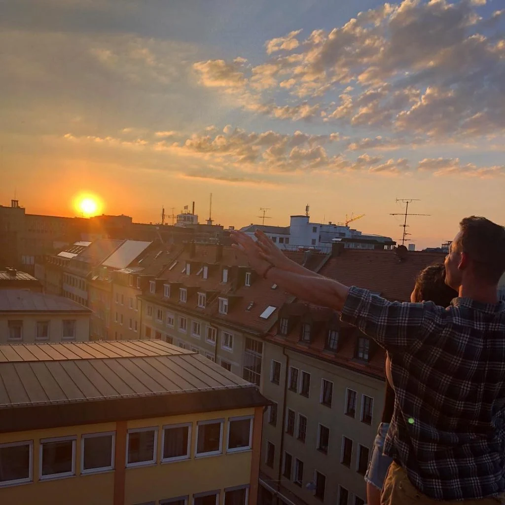 Chasing those German sunsets ️ . . . #germany #munichgermany #rooftop #rooftopsunset #sunset #kingoftheworld&hellip;