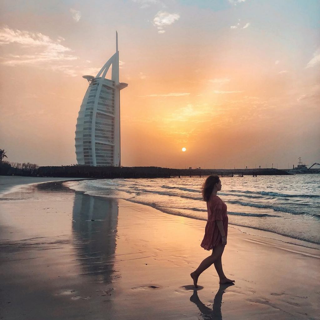 watch more sunsets than netflix #burjalarab #foreveronvcation #dubai #sunsets #unitedarabemirates #beach #bnesimppl #iamtb #travel…