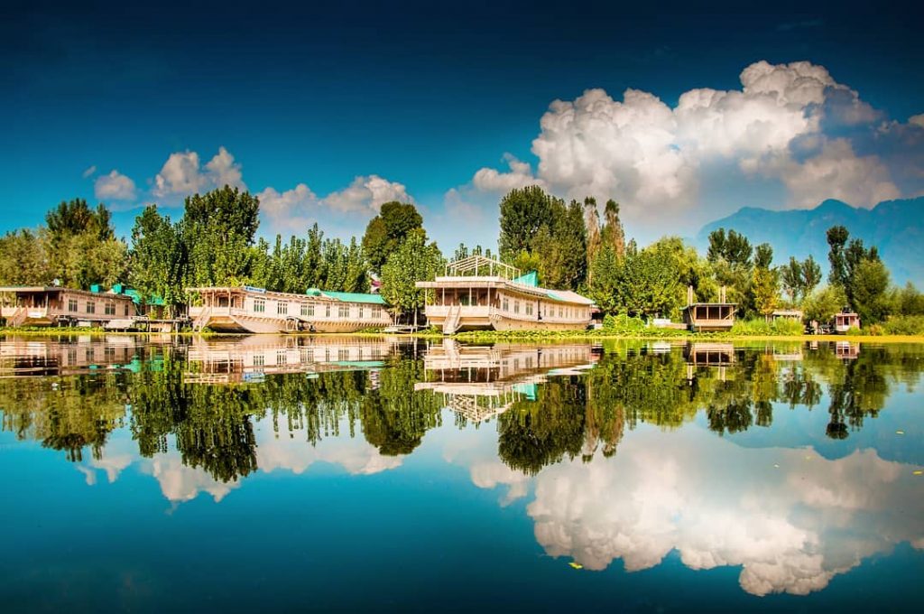 Beautiful boat houses at Nigeen! #beautifullakes #beautifulkashmir #bluewater #instapic #tripotocommunity #tripshire #indiaphotos #indiagram #reflection…