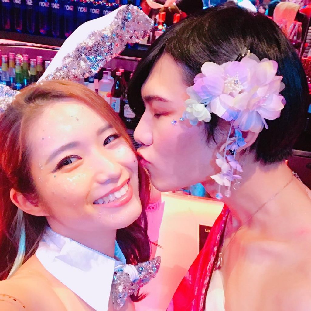 ものすごく今さらなハロウィン続き笑 . . シルバーのバニーやったんやけど、 メイクとかアクセサリーその他は GDとTOPさんイメージでした???????????? . 顔のキラキラはずっとやりたかったし 水色・シルバーで色も統一できて 間違いなく今までで1番のハロウィン . ネイルも水色×シルバーのキラキラ???? .&hellip;