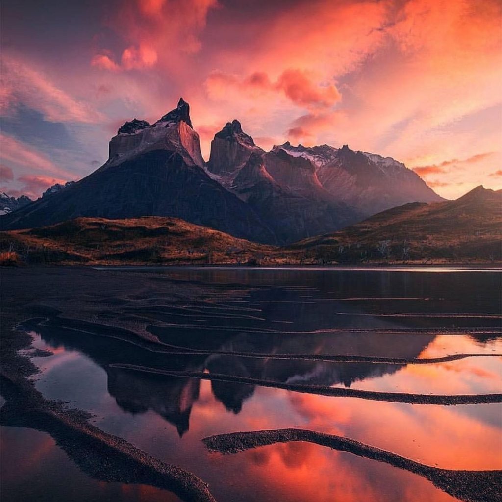 Here comes the sun in Patagonia, Chile. ???????? cc: @maxrivephotography #travelingtheworld #travelinspiration #livetotravel #seetheworld&hellip;