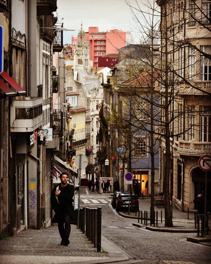 #porto #oporto #portugal #portogallo #street #lifestyle #realtime #travelphotografy #travel #travelblogger #travelholic #wonderlust #city #viaggiare…
