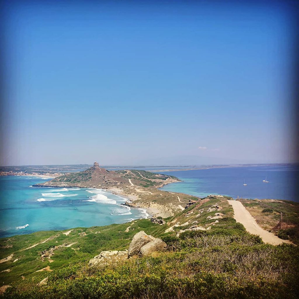 D’estate le mani del vento muovono invisibili fili nell’aria, che uniscono le onde, i&hellip;