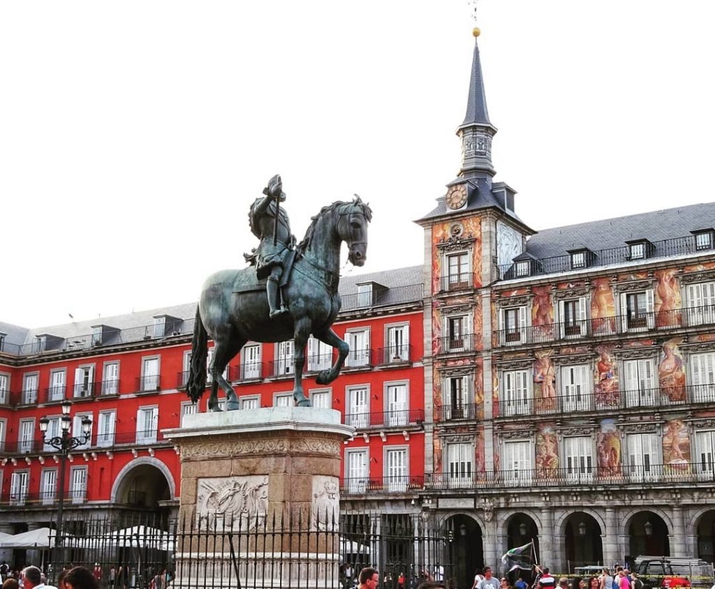 #plazamayor #plazamayormadrid #madriddiaries #madrid #spaindiaries #spain #nightview #travelingram #wanderlust #solotraveler #traveldiaries #thecultpost #travelpad #travelbug&hellip;