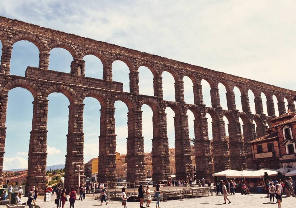 #segovia #aqueduct #segoviaaqueduct #spaindiaries #spaintravel #spain #wanderlust #traveldiaries #travelbug #travelingram #travelosic #solotraveler #solotravelingisfun #romanaqueduct&hellip;