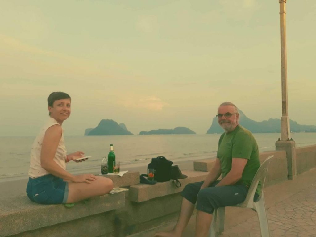 eines unserer Rituale am Abend ist es entspannt an der Strandpromenade zu und auf…