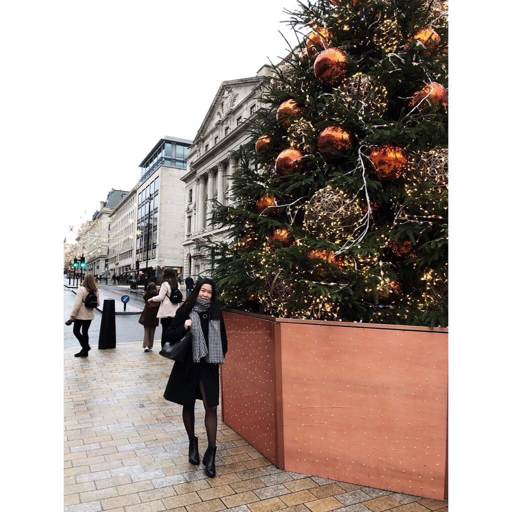 Merry Christmas everyone!???? • • • #christmas #christmastree #holidayseason #fashionblogger #fashion #fashionstyle #travel #travelblogger…