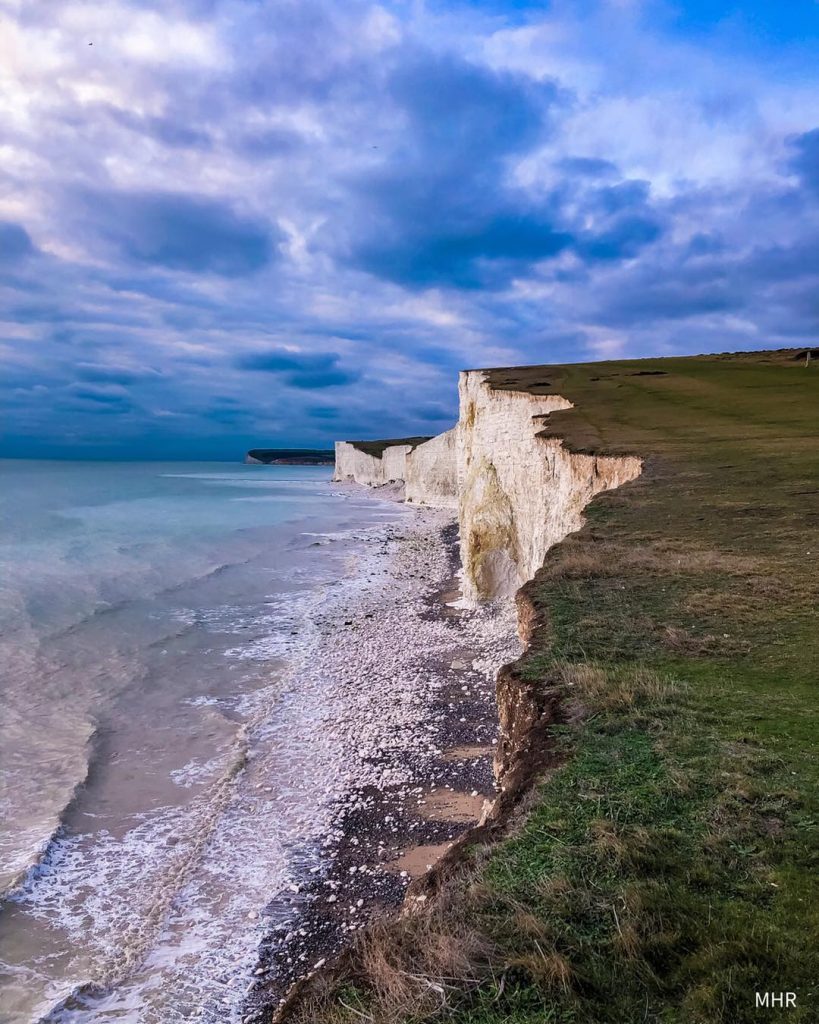 Touching the sky -MHR (@mhrinlondon) #durdledoor #dametraveler #visitengland #globaltravelers #beautifulmatters #travelphotography #traveladdict #mytinyatlas #imatraveler&hellip;