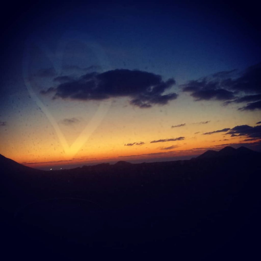 #apuestadesol #sunset #coloresdelanzarote #lanzarote #lanzaroteando #canarias_oficial #canarias_esmas #estaes_espania #estaes_canarias #collectmomentsnotthings #travelinggirls #passionpassport #wowplacestogo #mytravelstory…