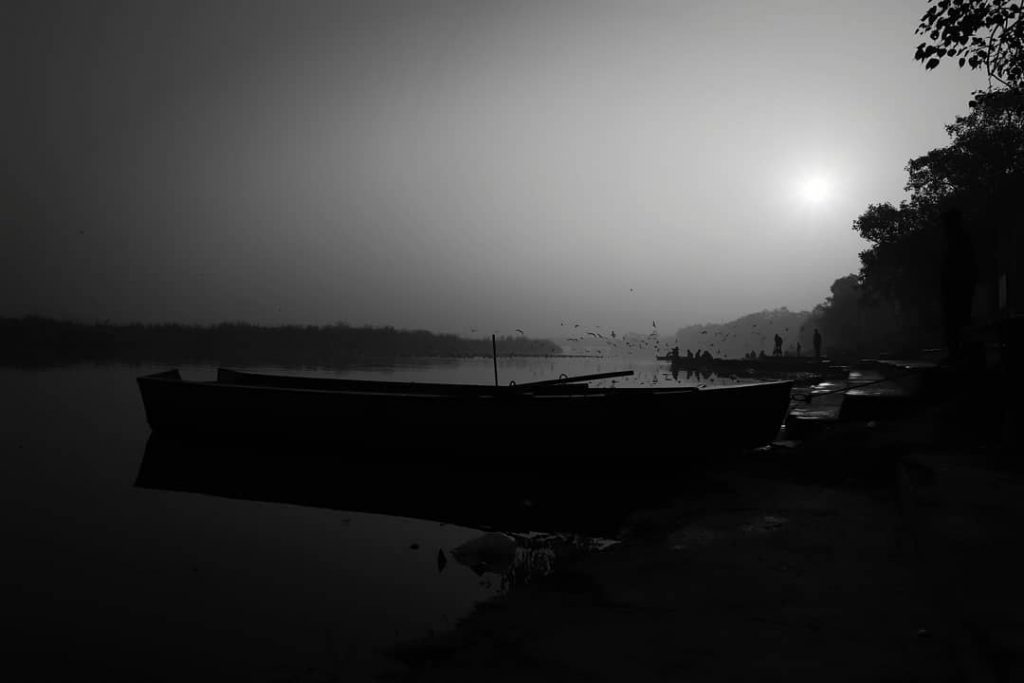 #yamunaghatdelhi #sunrise_sunset #beautyshoot #snapwithritu #bnesimppl #blackandwhite #mypixeldiary #camerawalebhaiya #photoofthedayy #streetbloggers #streetartistry #streetframe #streetlifeofindians #streetart_daily&hellip;