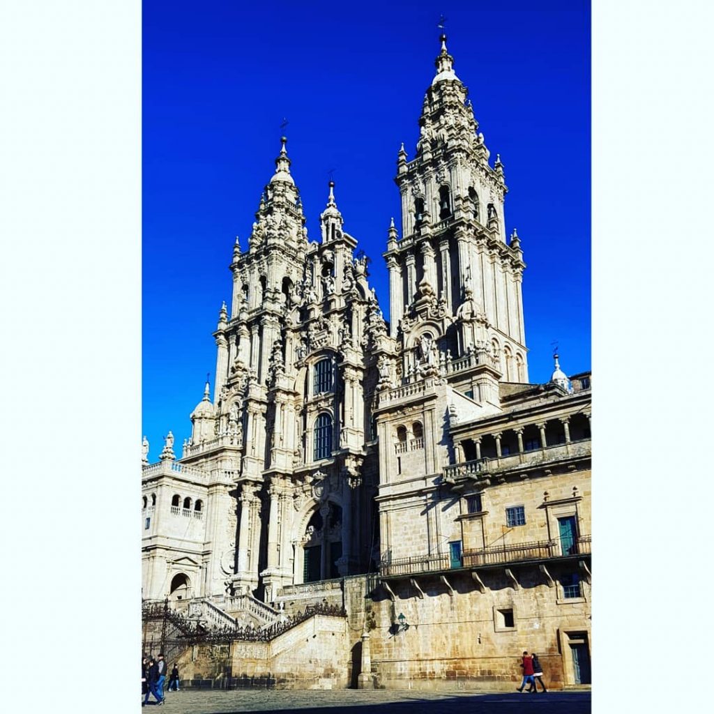 Amén . . . . . . . . #hermesymercurio #catedral #santiago #compostela #sky…