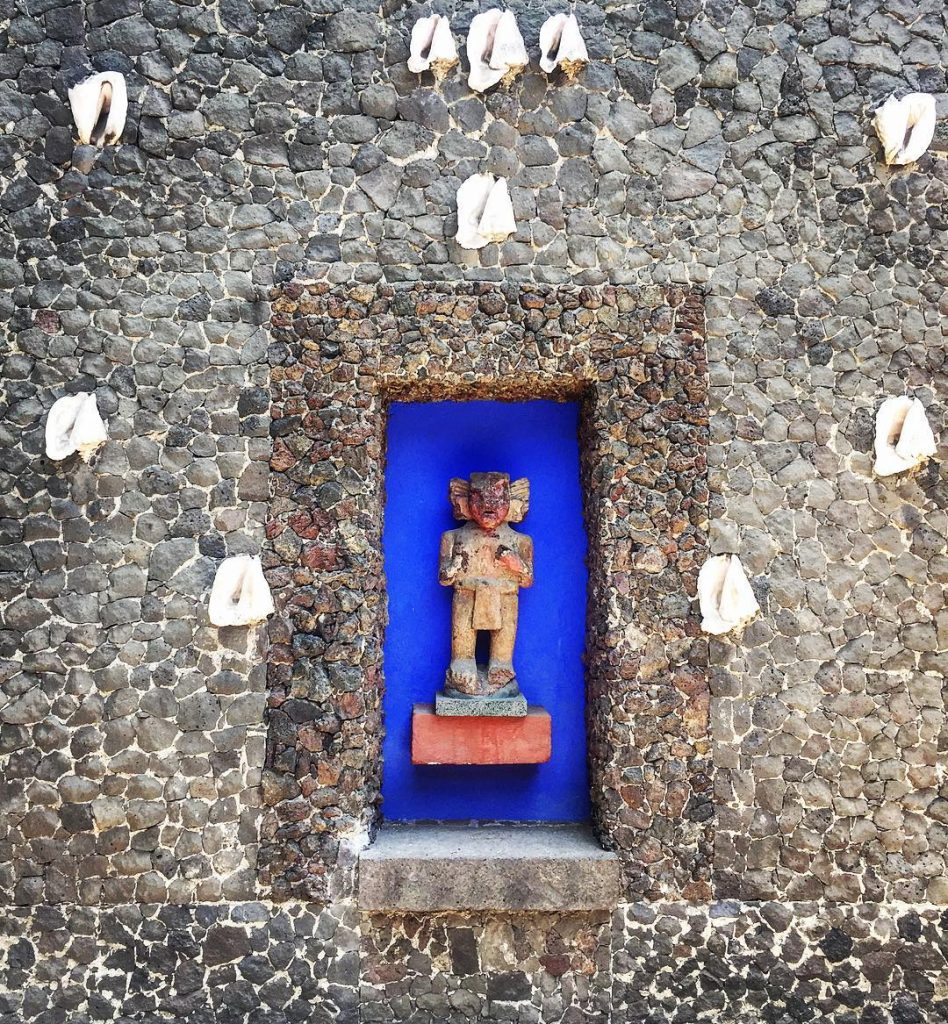 Eye catching art work in the Blue House courtyard. The Museo Frida Khalo was&hellip;