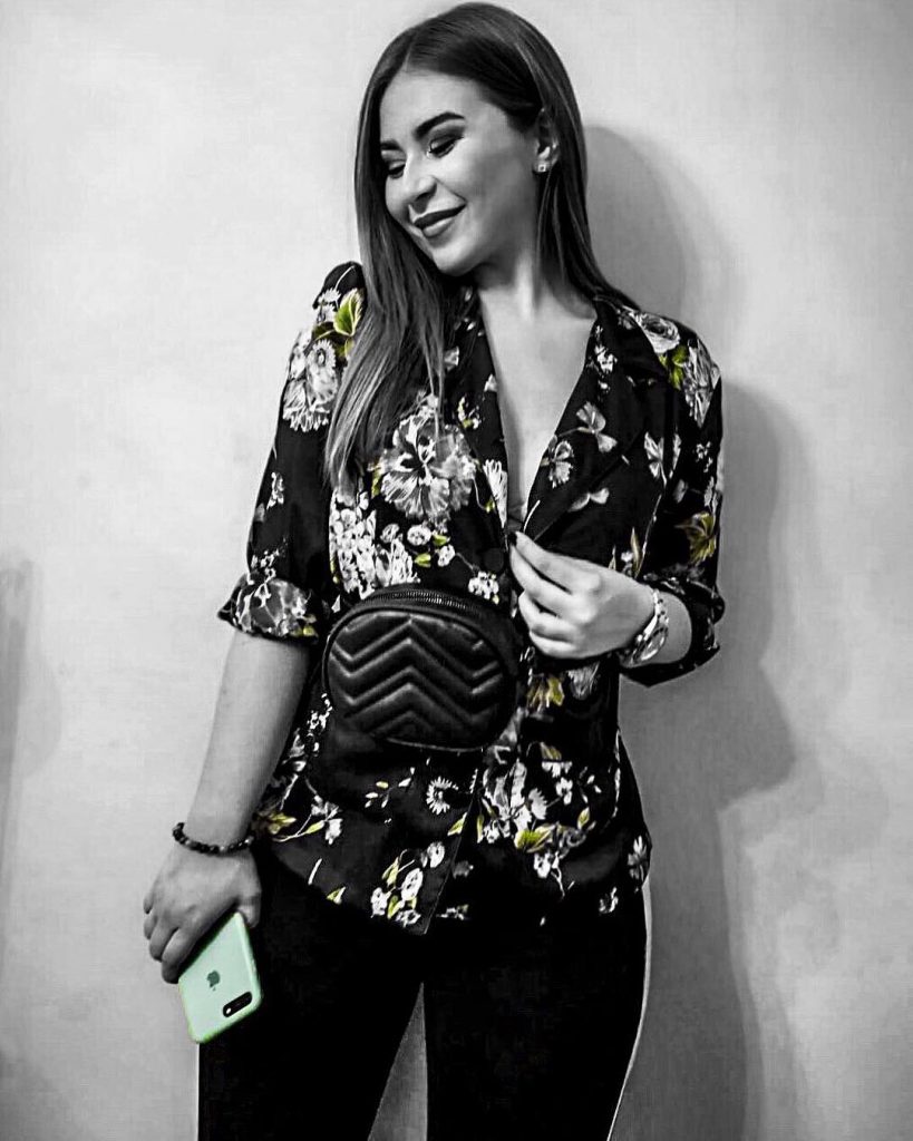 Black & White . . #girl #happyface #travel #instagood #instapic #bnesimppl #blackandwhite #photography #strakeapose&hellip;