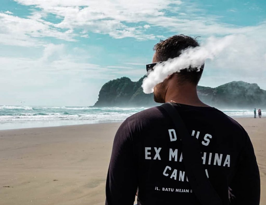 Bethells Beach, Auckland, NZ. . Photo by @sardinelly1 . . #путешественник #colourful #shots #beachgirl&hellip;