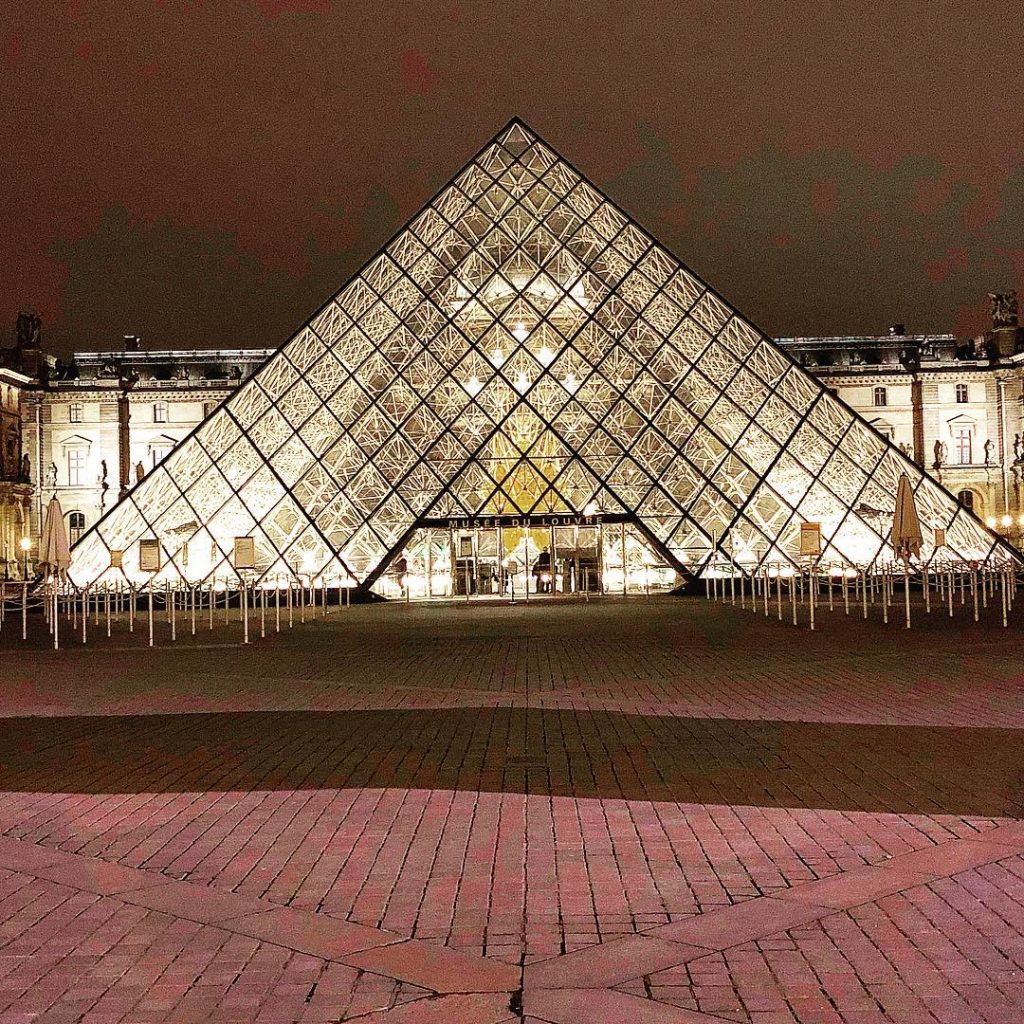 #羅浮宮 #travelgoals #beautiful_world #photooftheday #photographer #travelphotography #louvre #travelgram #bnesimppl #traveldestination #architecture #architecture_hunter #architectural #archilovers…