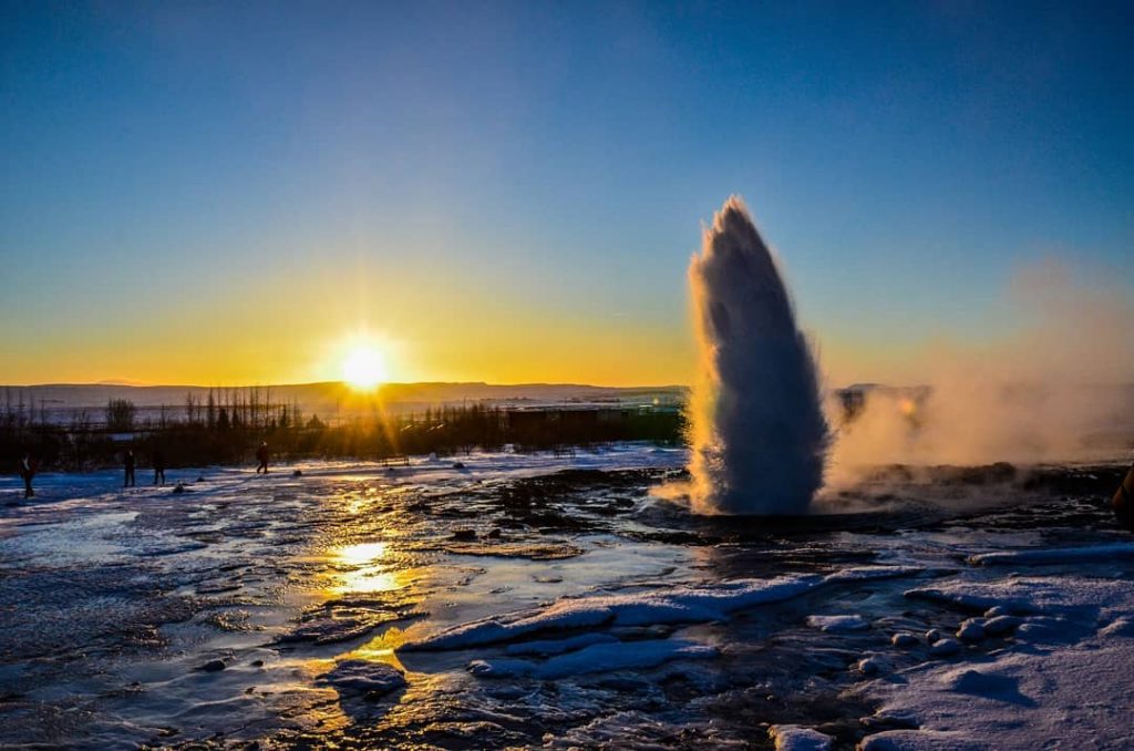The great Geysir ~ Island ???????? ~~~ •beauriful sunrise and Iceland’s most famous hot&hellip;