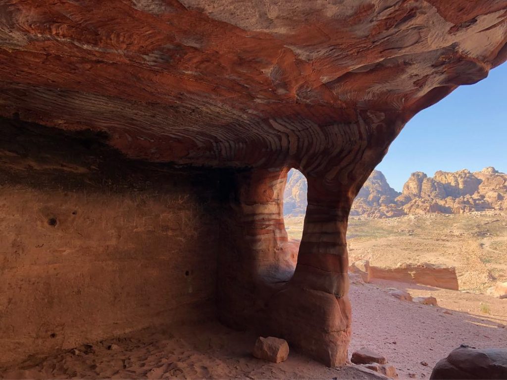 Walking around Petra #petra #wadimusa #cityofmisteries #ilovepetra #wonderful_places #jordan #travelblogger #travel #trip #molaviajar