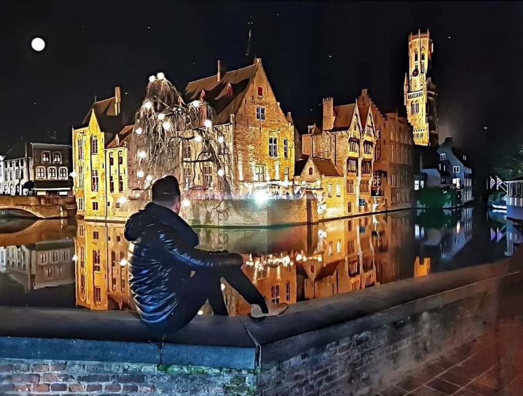 Une ville de conte de fées #bruges   #brugge  #brugges  #grotemarkt #eglise #basilica   #gauffre &hellip;
