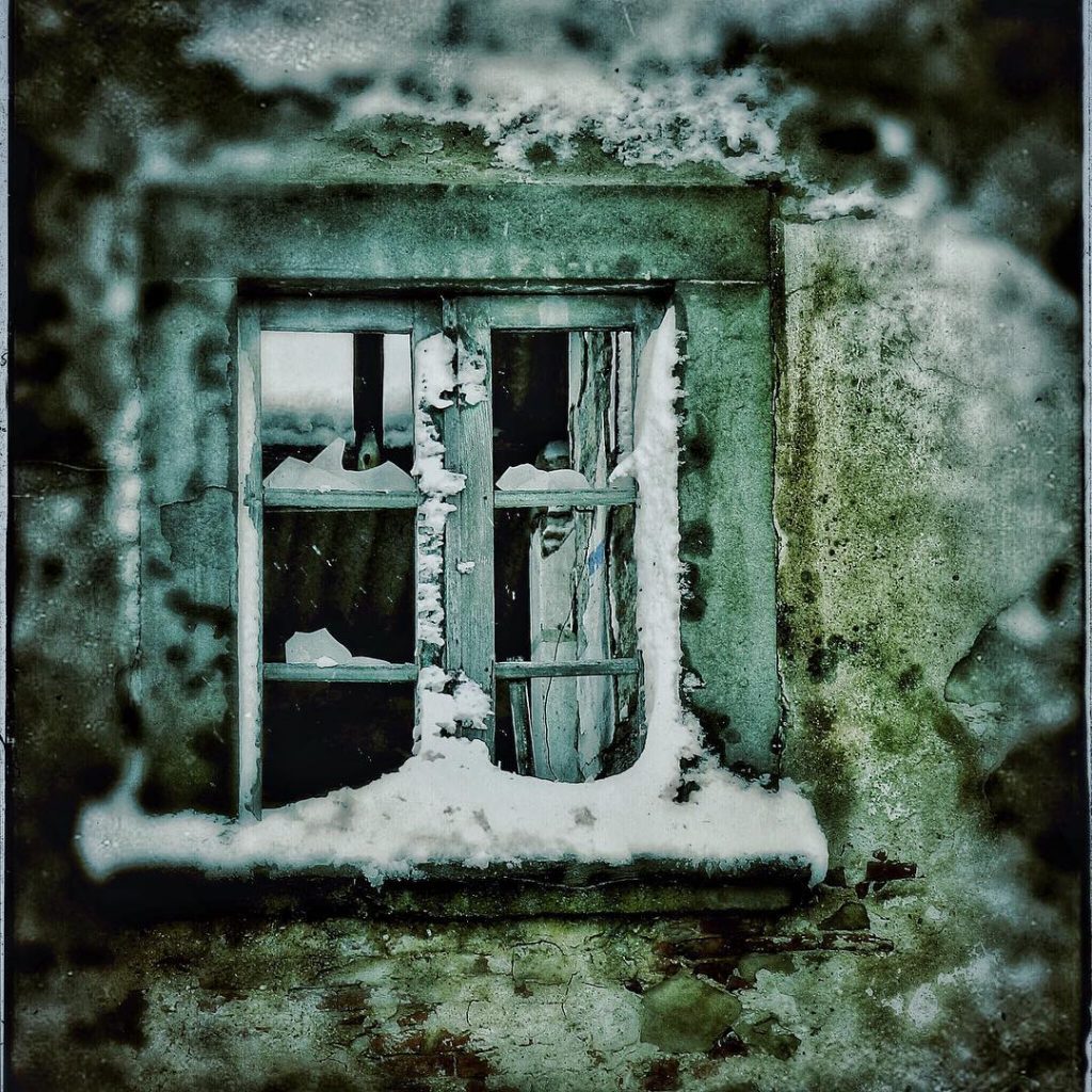 #fotoartistiche #bnesimppl #fotartplgz #pierluigizag #valdichiana Edited with: @carbonblackandwhite _ #instawinter #instasnow #holidayseason #christmas #water&hellip;