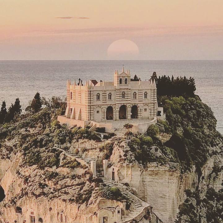 #tropea #calabria #travel #travelblogger #travelgram #travelcalabria #travelcalabriaitaly #italianlandscapes #pictureoftheday #natureandculture #traveltemptation__ #travelife #travelling_europe #travelife_stories…