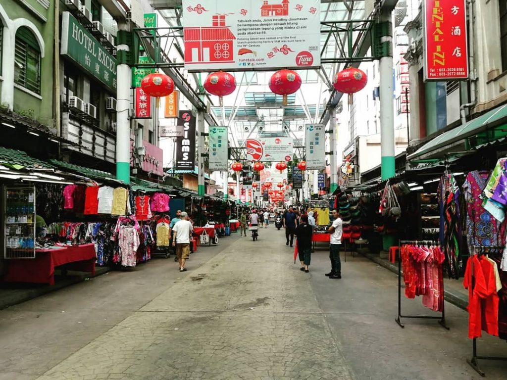 PETALING STREET Hoy nos hemos adentrado en el barrio de Chinatown, por la pequeña…