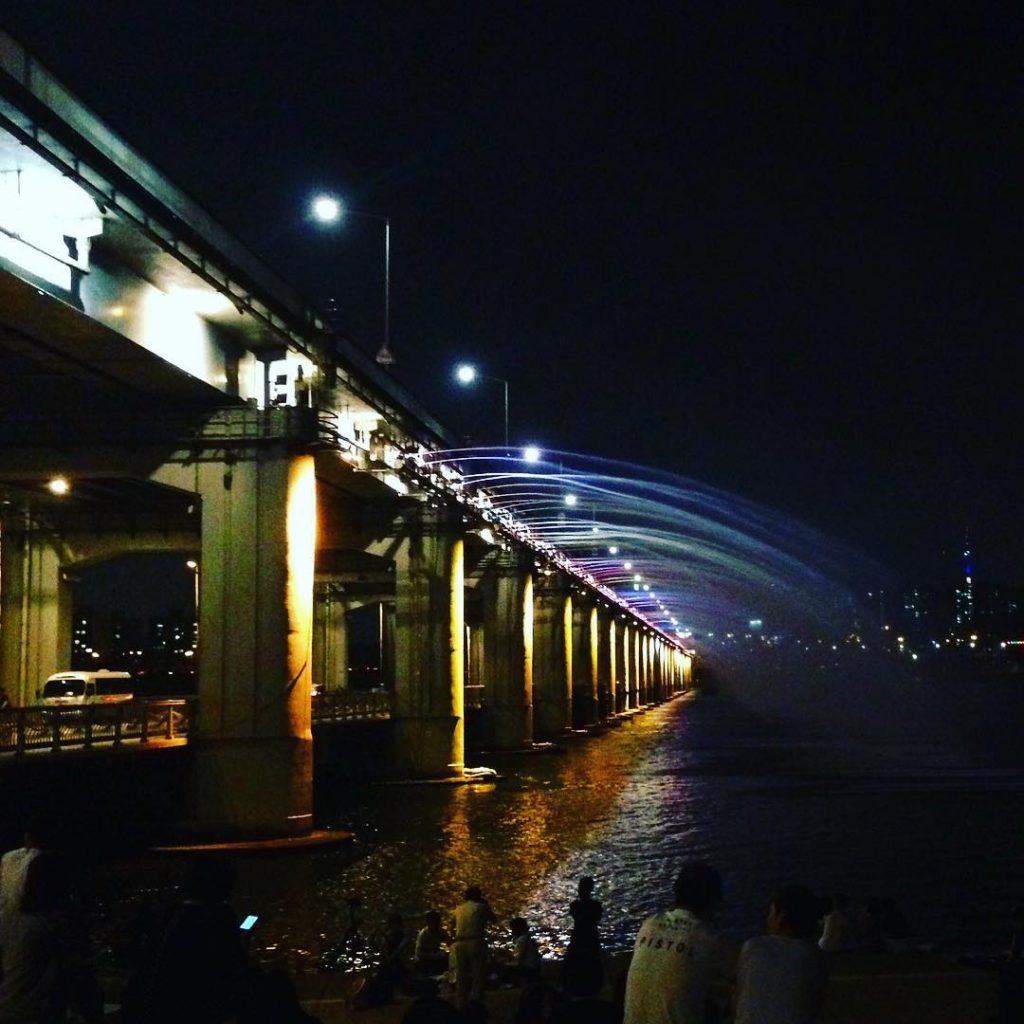 #banpobridgerainbowfountain #banpobridge #iseoulu #soulofseoul #searchingforseoul #twmd #bestcities #bestcitymoments #wanderingcities #korea #koreatrip #seoul_korea #explore #travelgram&hellip;