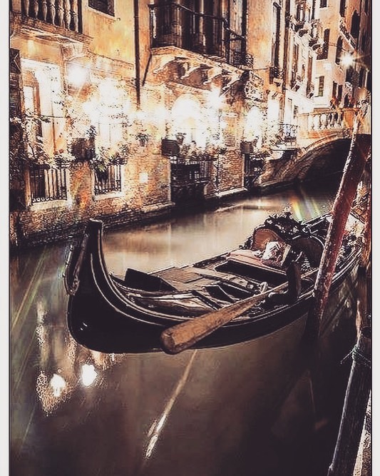 #travel #travelblogger #travelphotography #travelgram #sunset #europe #venice #veniceitaly #venicecanals #boat #travel_drops_ #hello_worldpics #naturesapparel #bnesimppl