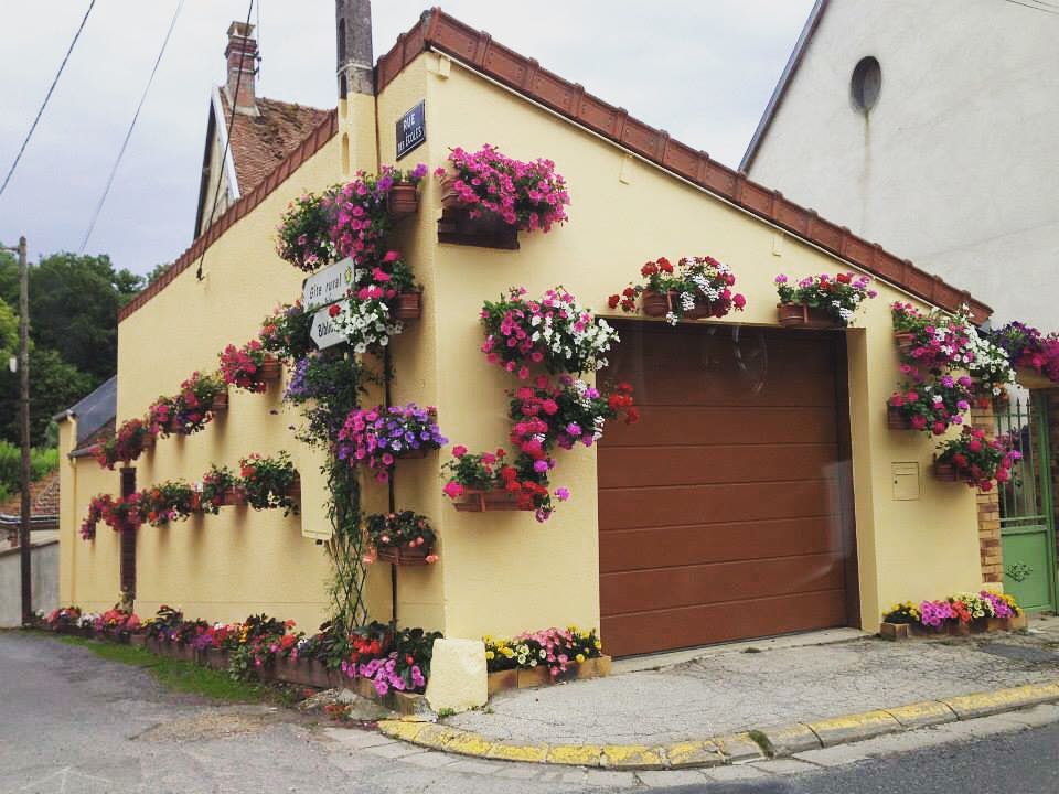 #france #travel #travelphotography #travelblogger #travelgram #roadtrip #europetravel #houses #travel_drops_ #naturesapparel #hello_worldpics #bnesimppl #people #coffee&hellip;