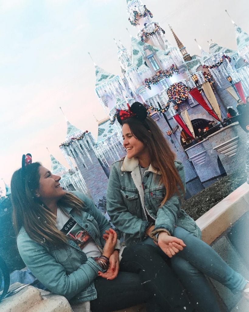 . . . #Disneyland #disneylandcalifornia #lights #disneylandchristmas #travel #traveling #wanderlust #girl #lifestyle #travelawesome…