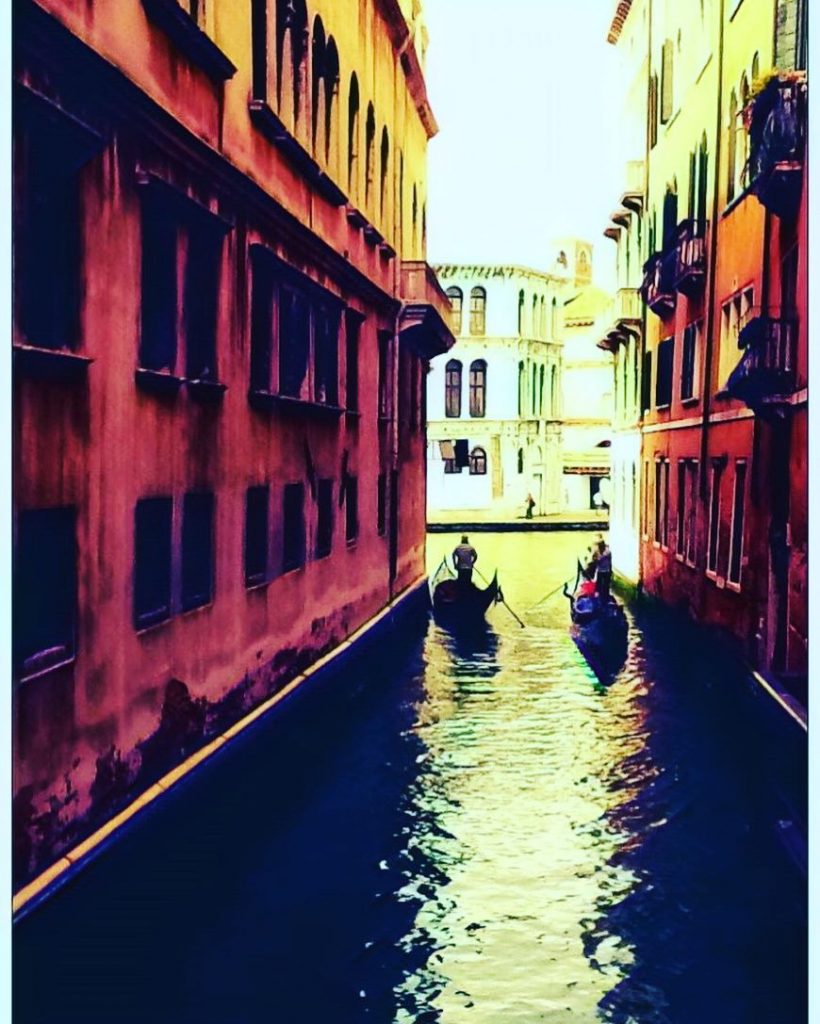 #travel #travelblogger #travelphotography #travelgram #sunset #europe #venice #veniceitaly #venicecanals #boat #travel_drops_ #hello_worldpics #naturesapparel #bnesimppl&hellip;