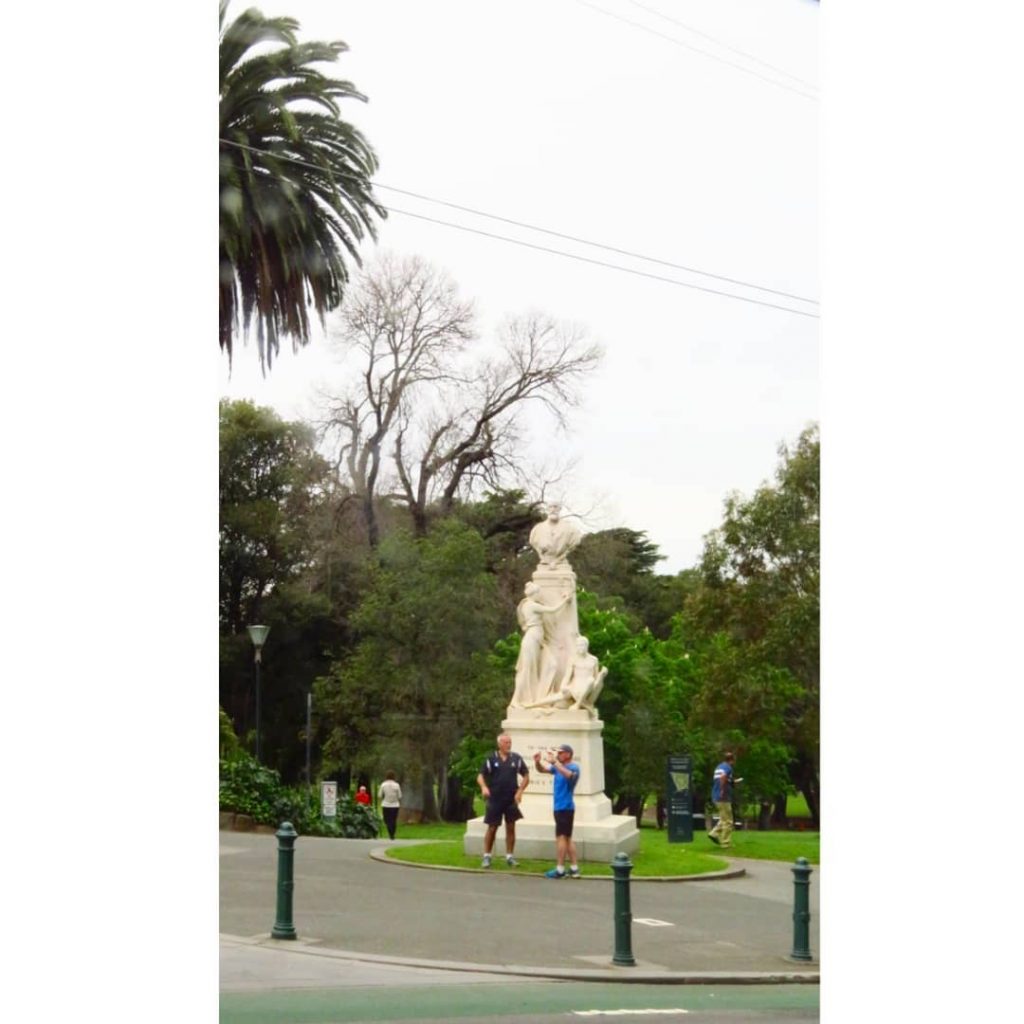 #melbourne #melbournestreetart #melbourneart #melbournetouristguide #melbournecafes #treasurygardens #treasury #morningwalk #morningmotivation #morningroutine #earlymorning #visualart #visualsoflife #visuals…
