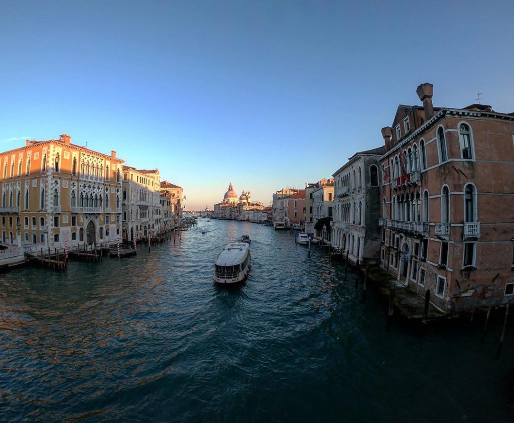 ROMANCE #venice #pontedellaccademia #venezia #lagoon #gondolas #gondole #gopro #goproit #goproplaneta #goproplanet #travel #travelblogger #travelgram…