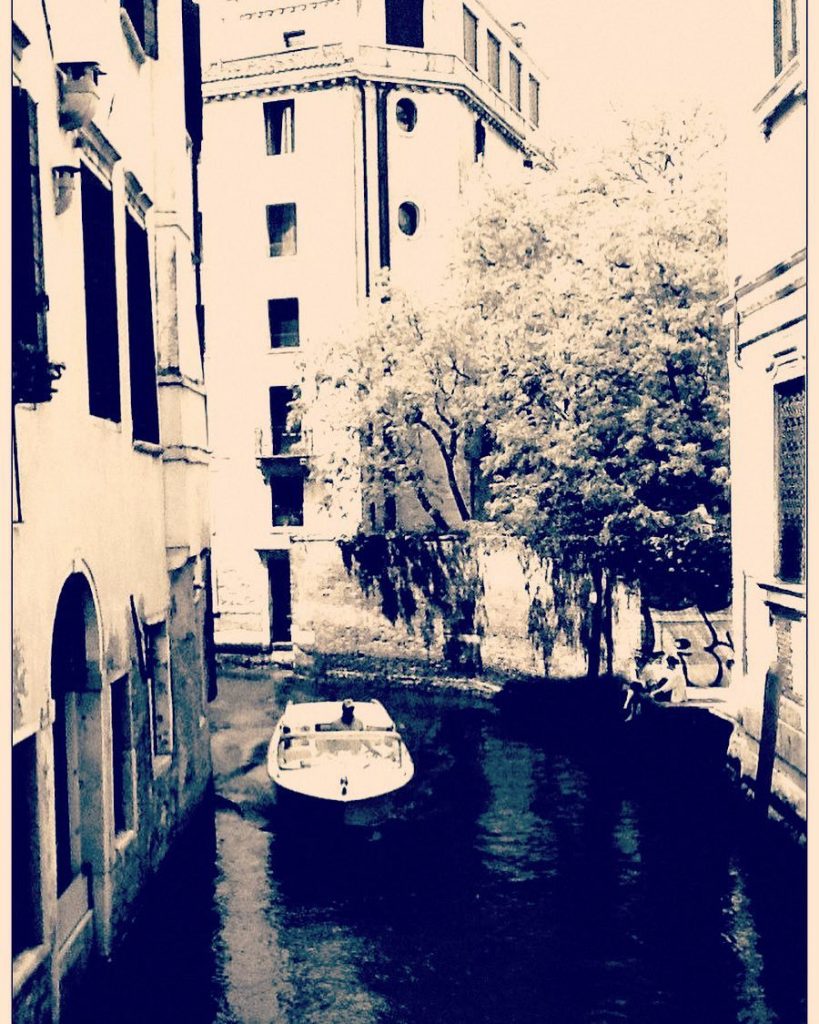 #travel #travelblogger #travelphotography #travelgram #sunset #europe #venice #veniceitaly #venicecanals #boat #travel_drops_ #hello_worldpics #naturesapparel #bnesimppl