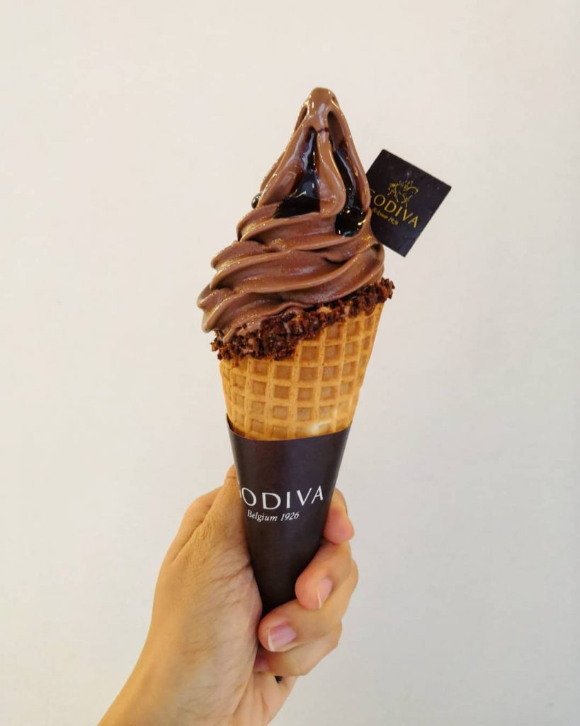 Cheers! For those have ‘Monday’ blue #ebonylifestyle #godivachocolate