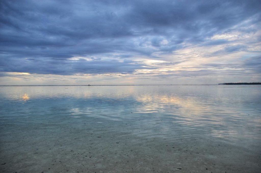 Beautiful #borabora – where the sky & the water meet. Amazing. Taken on a…