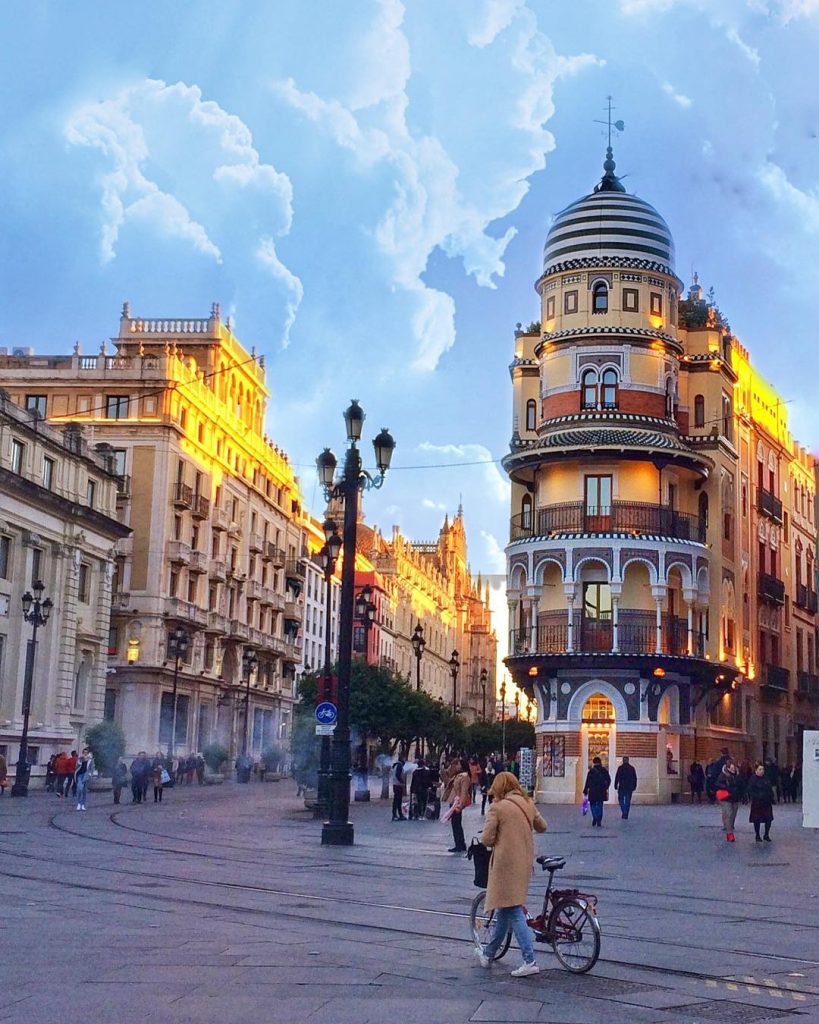 Один из прекраснейших ???? #Sevilla Январь в городе Эти 2 дома находились рядом с&hellip;