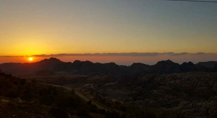 Chasing sunset. . . . #petra #visitpetra #petrabynight #treasury #in2jordan #IamJordan #wonderful_places #jordan #visitjordan&hellip;